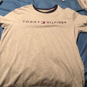 grey tommy hilfiger t shirt